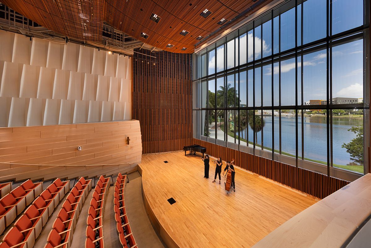 Interior del Knight Center con vistas al lago Osceola