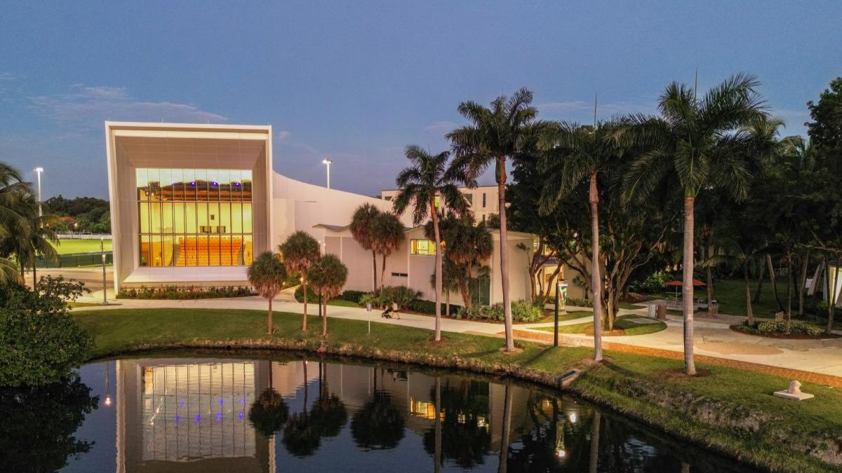 Exterior del Knight Center en su campus de Coral Gables y en el entorno del lago Osceola
