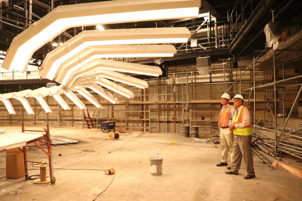 Lustre du Tanger Center en cours de construction